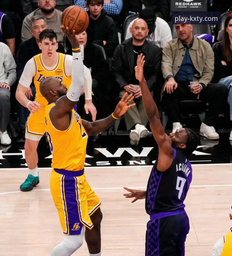 开心体育APP更新安装教程 一场对攻盛宴的战术解构:湖人险胜步行者背后的攻防博弈深度评测